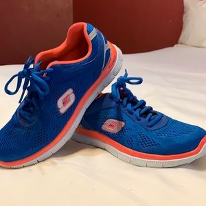 Skechers size 7 blue & coral memory form t-shoes